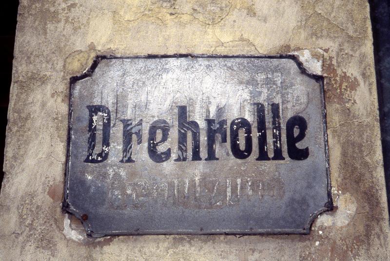 Görlitz, Jauernicker Str. 24, 14.12.1996.jpg - Drehrolle (in Schwarz) / Drehrolle zur Benutzung (in Weiß)